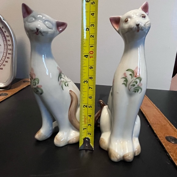 Two Cat Figurines by Andrea by Sadek Porcelain White With Flowers - Picture 13 of 15